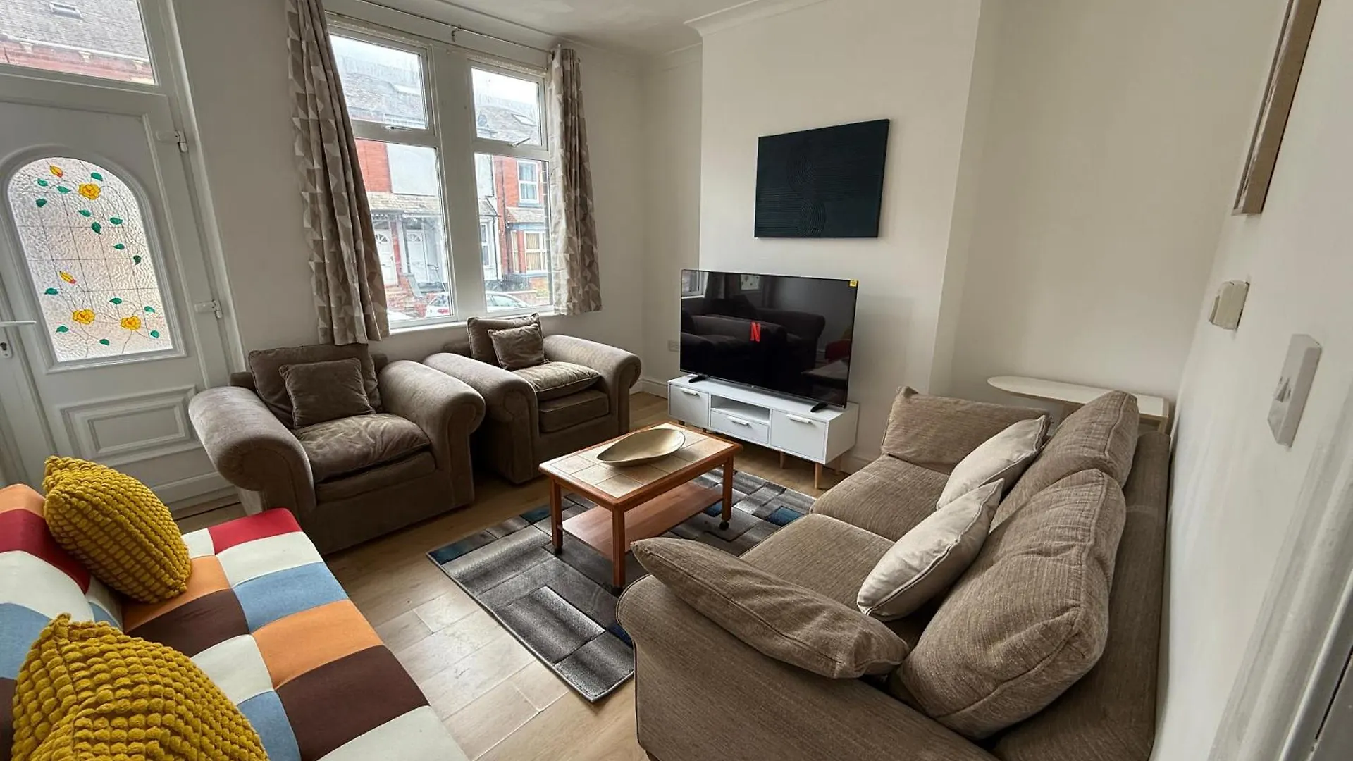 Leeds Serviced Accommodation - Apartments - 3 Bed House-Close To Centre -M621 & M1 - Contractors - Business Travellers - Families Casa de Férias