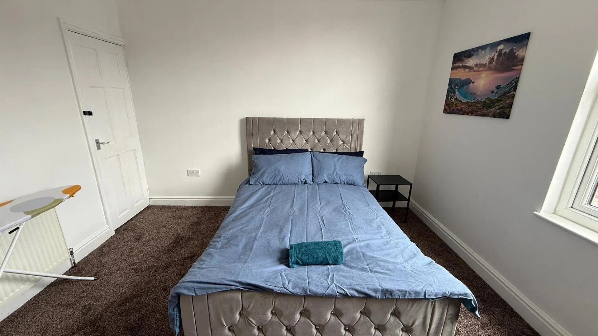 Leeds Serviced Accommodation - Apartments - 3 Bed House-Close To Centre -M621 & M1 - Contractors - Business Travellers - Families